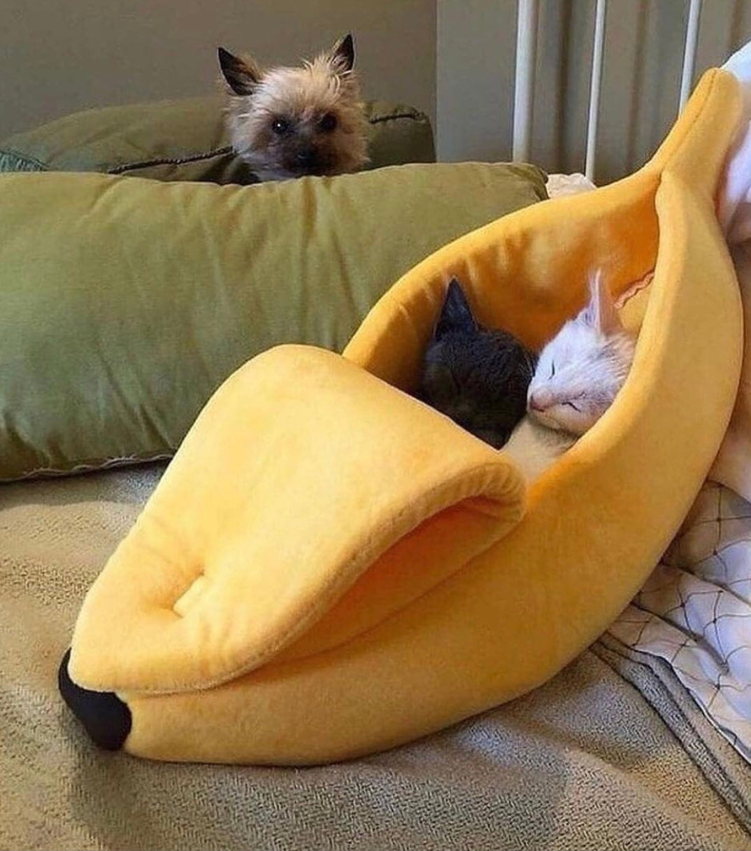 Cozy Banana Cat Bed – Soft Enclosed Plush Hideaway for Cats